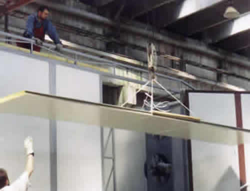 Работници монтират сушилня МКД в хале