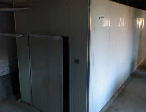 Сушилня МТК изградена в помещение, с леко открехната врата