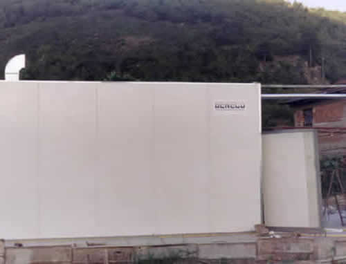 Сушилня МТК изградена на открито на фона на планински склон