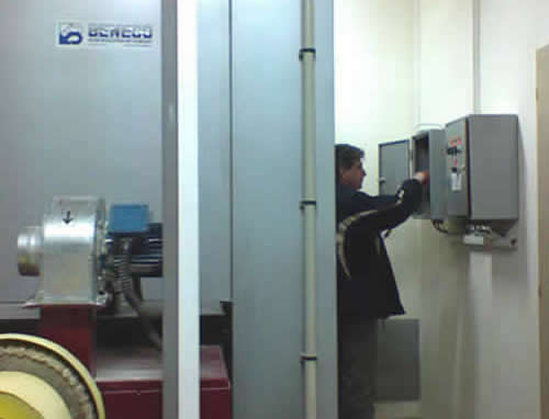 Горивна система за биомаса в близък план, работник настройва контролното табло